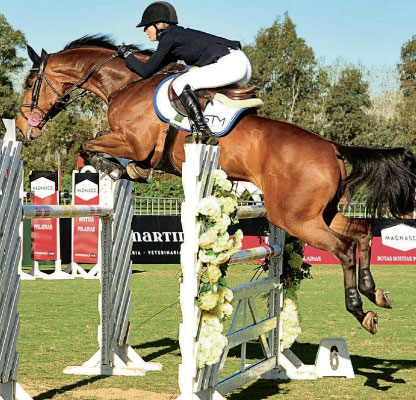 Isabelle Strom en un concurso hípico